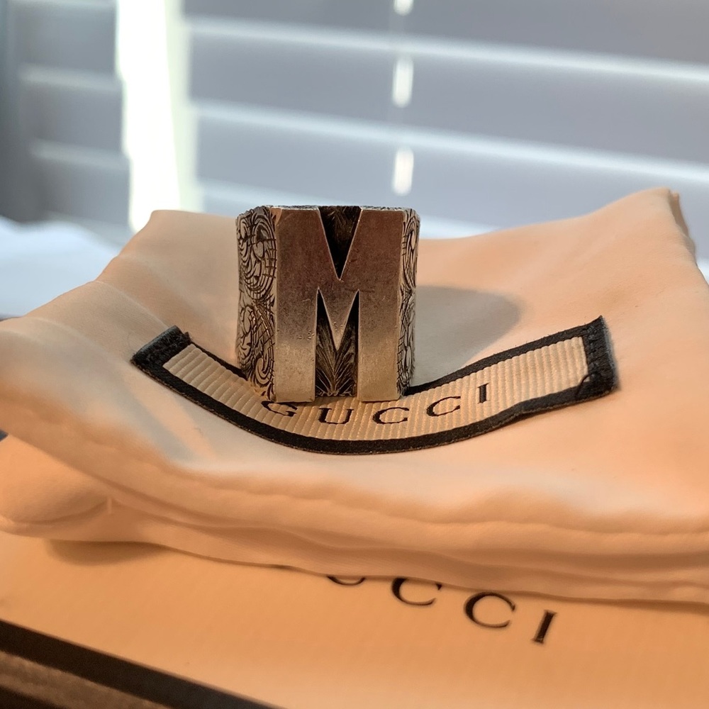 Gucci "M" letter ring in silver Size “S”
